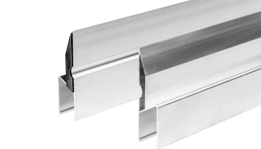 Dwa aluminiowe profile, jeden z czarną uszczelką, przypominają łaty tynkarskie. Czy to łata tynkarska h czy trapezowa?