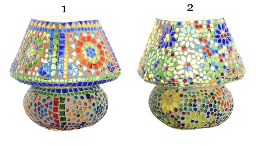 Dos lámparas de mesa con pantalla y base de cristal de colores, estilo mosaico.