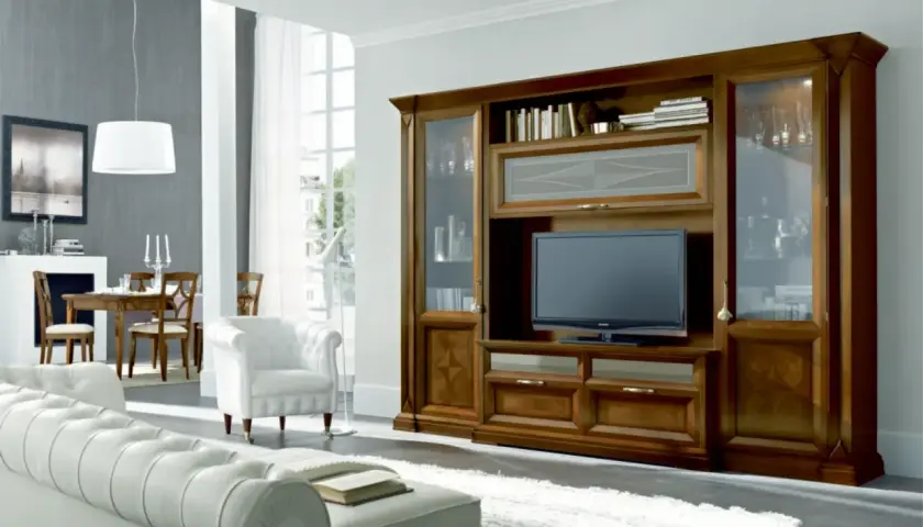 Elegante rivestimento parete attrezzata in legno scuro con vetrine, vani a giorno e cassetti.