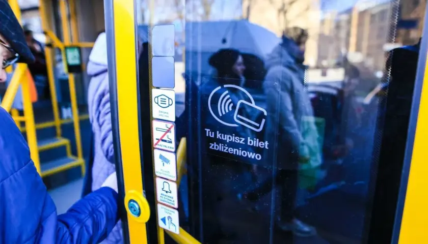 Na drzwiach autobusu w Poznaniu widnieje symbol zbliżeniowego zakupu biletu. Idealne rozwiązanie, by szybko kupić bilet weekendowy.