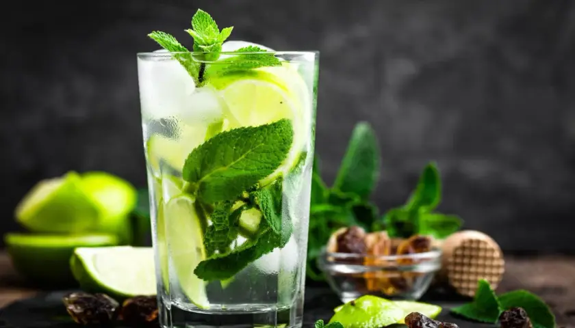 Ile kosztuje drink mojito? Ceny w barach i sklepach w Polsce
