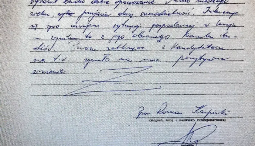 Ocena kandydata: "wybitnie bardzo dobre", "Mimo młodego wieku, szybko przejawia dużą samodzielność". Kto składa oświadczenie lustracyjne? Funkcjonariusz Roman Karpiński.
