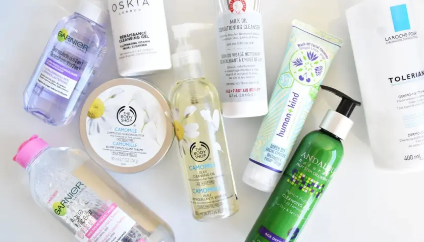 Colección de limpiadores faciales, incluyendo aguas micelares y aceites, que utilizan tensioactivos para eliminar el maquillaje.
