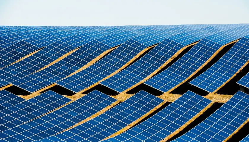 Ogromne pole paneli słonecznych tworzy hipnotyzujący wzór na napięcie, pochłaniając energię słońca.