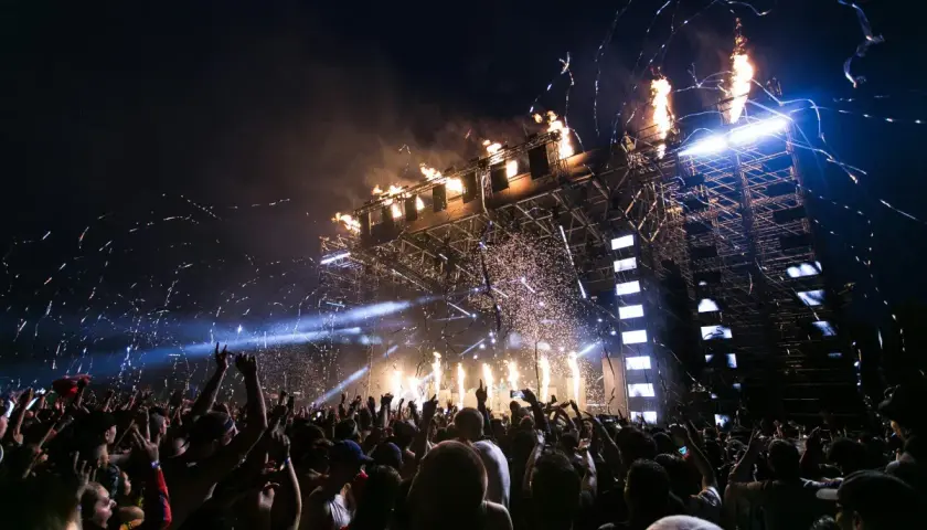 Tłumy ludzi na koncercie, konfetti i płomienie na scenie. Niezapomniane chwile podczas festiwali w Polsce.