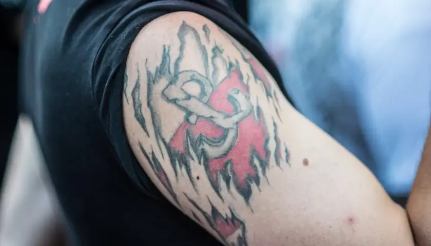 Tatuaż kotwicy z symbolem Polski Walczącej, upamiętniający Powstanie Warszawskie.
