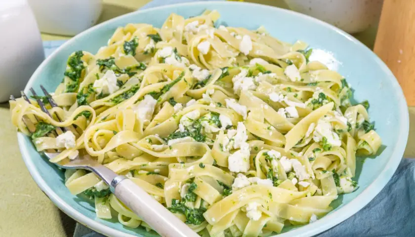 Pyszne tagliatelle ze szpinakiem i fetą. Idealne danie na obiad, które zachwyci każdego.