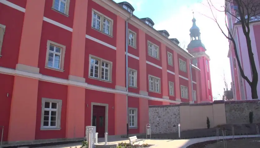 Długi Dom i Cieplice: Jakie są opinie gości i co warto wiedzieć o uzdrowisku