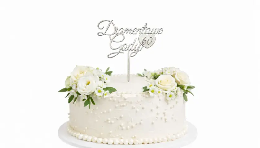 Elegancki tort ozdobiony białymi różami i napisem "Diamentowe Gody 60".