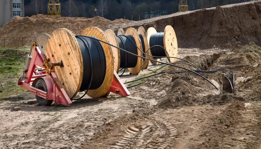 Jak głęboko zakopać kabel energetyczny? Poradnik i normy na działce