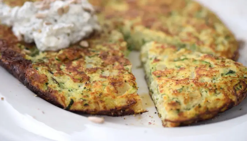 Herzhafte Zucchinipuffer mit Kräuterquark, eine leckere Option für low carb mahlzeiten.