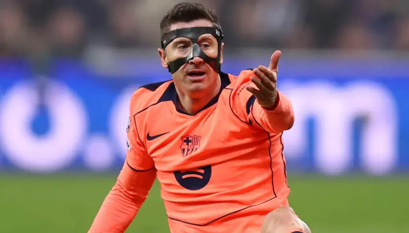 Robert Lewandowski w masce ochronnej na twarzy, wyjaśniając dlaczego lewandowski gra w masce, podczas meczu.