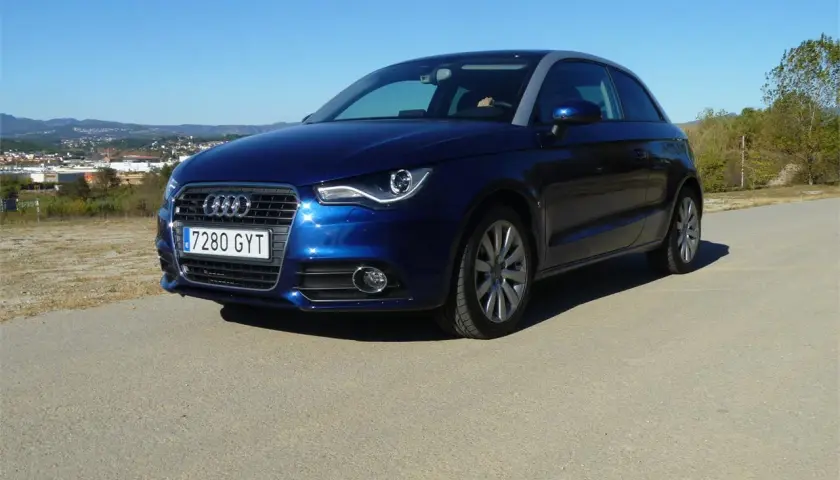 Audi A1 1.2 TFSI azul aparcado en carretera con paisaje de fondo. ¿Problemas comunes de este modelo?