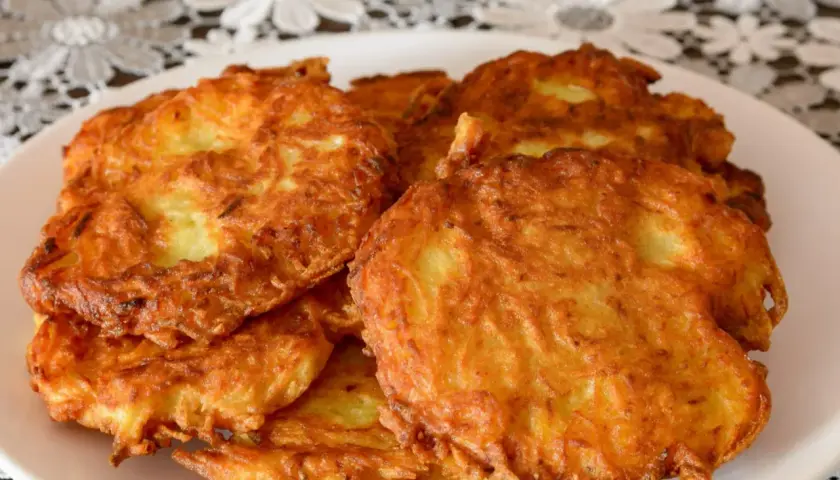 Ile jajek do placków ziemniaczanych? Klucz do chrupkości!