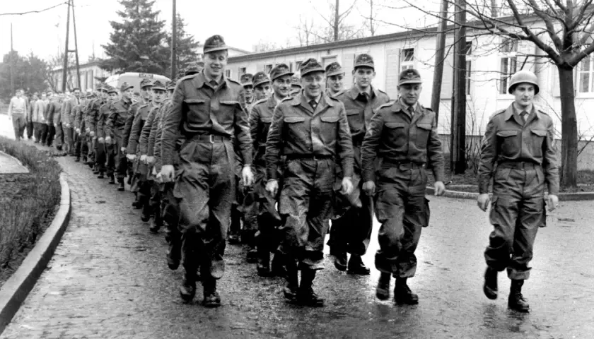 Soldaten der alten Bundeswehr marschieren in Reih und Glied.