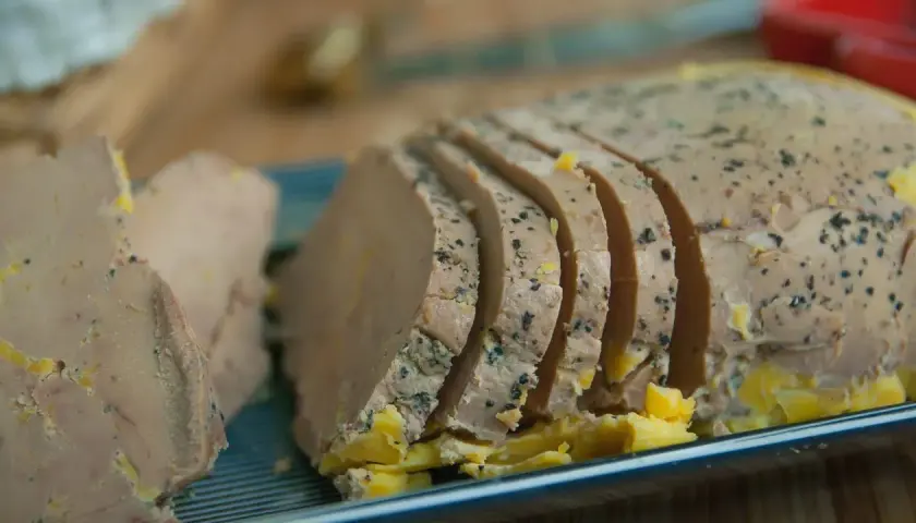 Tranche de foie gras assaisonnée, parfaite avec un vin pour foie gras et saumon.