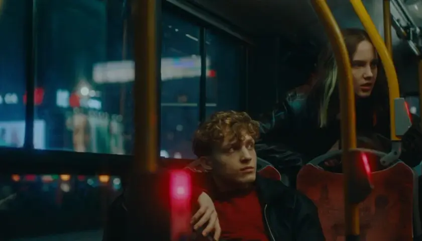 Młodzi ludzie w autobusie nocą. On zamyślony, ona zaniepokojona. Czy to początek ich 42 dni w mroku?