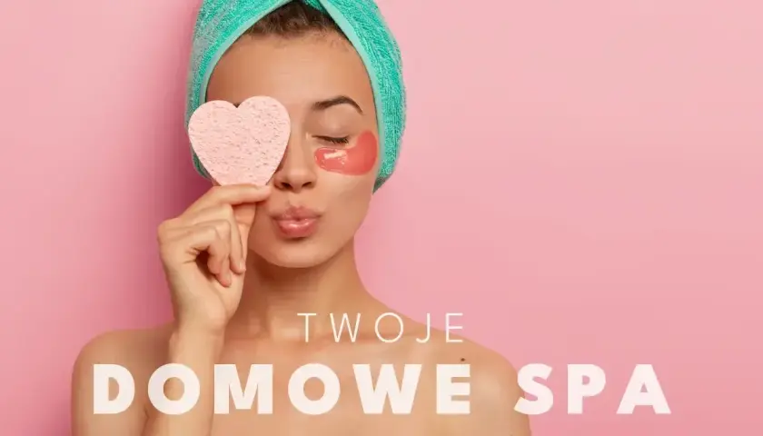 Kobieta z ręcznikiem na głowie i płatkami pod oczy, trzymająca serduszko. Pokazuje, jak zmyć makijaż w domowym spa.