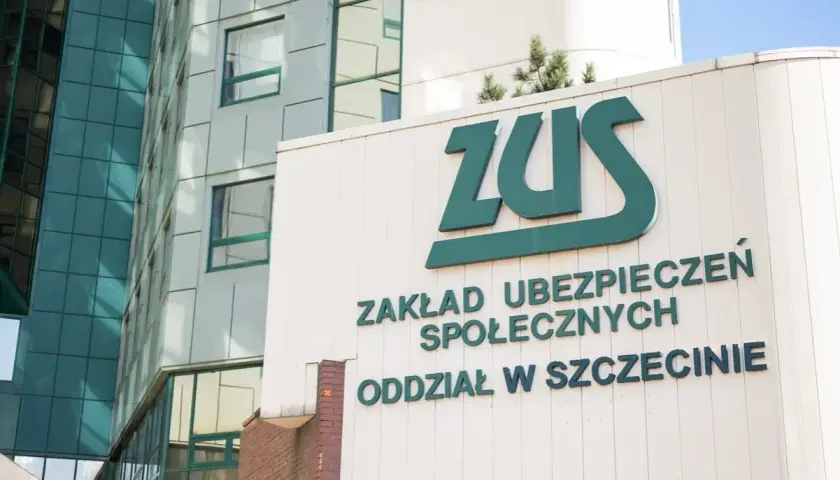 Budynek ZUS z zielonym logo i napisem "Zakład Ubezpieczeń Społecznych Oddział w Szczecinie".
