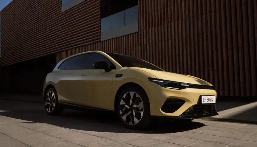 La Leapmotor A05, un'auto elettrica dal design moderno, è parcheggiata davanti a un edificio con facciata a listelli.