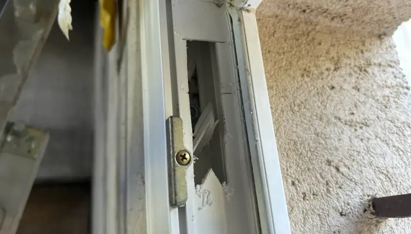 Fenêtre mal posée : le cadre est brisé, le mastic s'effrite. Quel recours pour ce défaut de pose ?