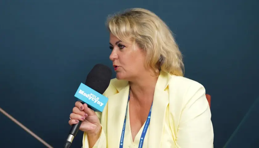 Agnieszka Gorgoń Komor udziela wywiadu z mikrofonem Puls Medycyny.