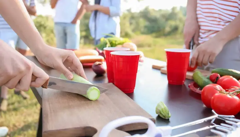 Preparazione di verdure fresche per un picnic, ispirato alle dieta berrino ricette. Zucchine, pomodori e cetrioli pronti per essere gustati.