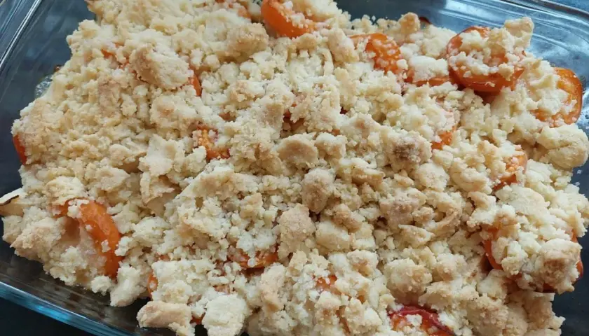 Pyszne owoce pod kruszonką, zapiekane w szklanej formie. Słodka kruszonka idealnie komponuje się z soczystymi owocami.