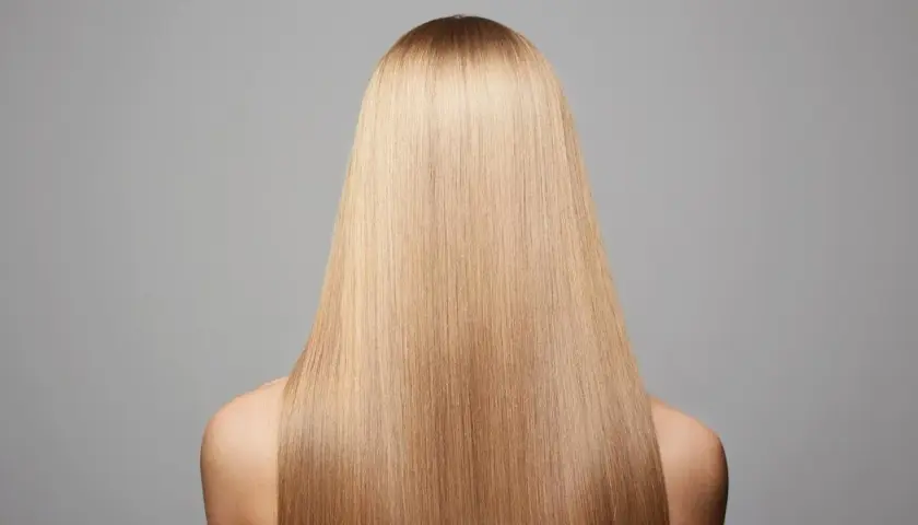 Cabello rubio liso y sedoso, con un brillo espectacular. ¡Pelo brillante al instante!