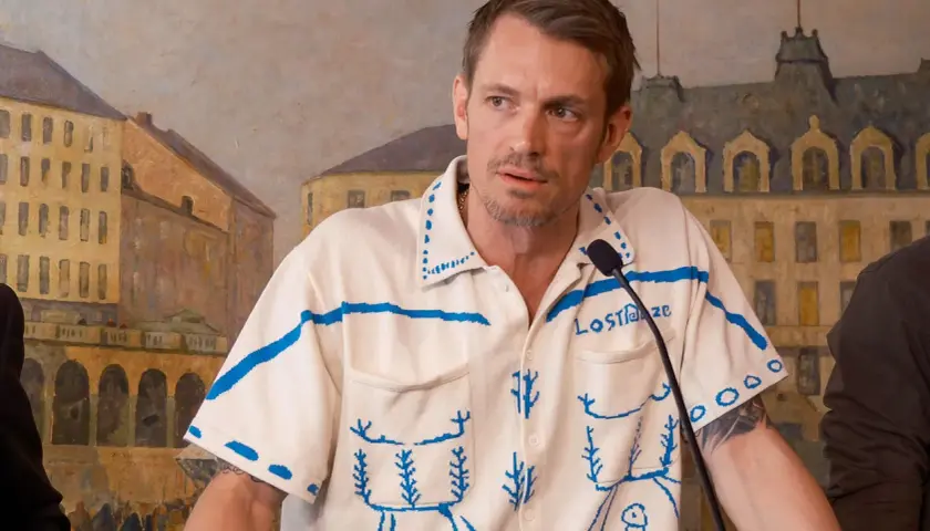 Joel Kinnaman i ny serie, klädd i en vit tröja med blått mönster och texten "Lost Maze".