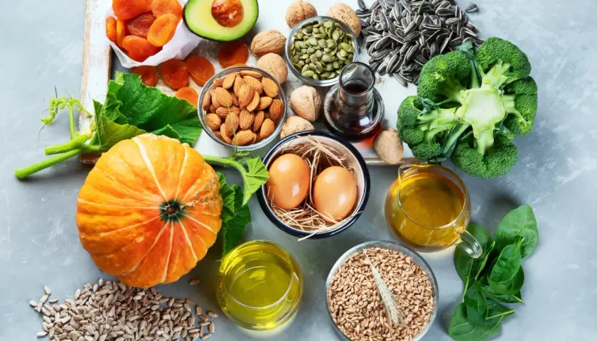 Reichlich Vitamin E steckt in Nüssen, Samen, Avocado und Öl. Diese Lebensmittel zeigen, wann Vitamin E einnehmen.