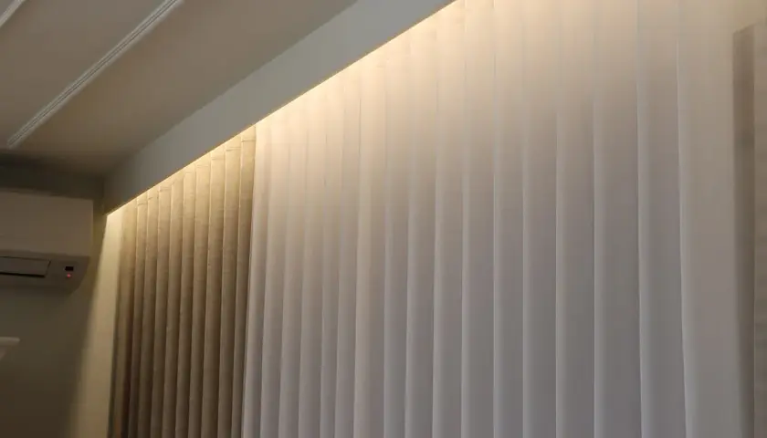 Eleganckie zasłony z podświetleniem ściany od góry tworzą przytulną atmosferę.