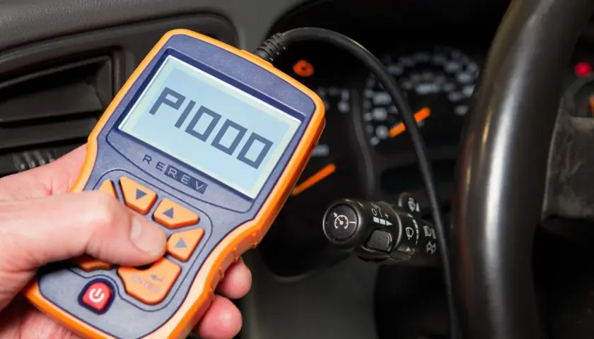 Diagnostyka Forda z kodem DTC P1000. Czytnik kodów błędów pokazuje P1000, sugerując problem z systemem pokładowej diagnostyki.