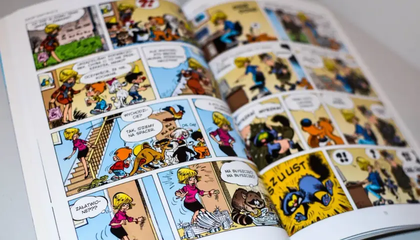 Kolorowy komiks dla 8 latka pełen przygód z psami, kotem i szopem. Dzieci śmieją się, a zwierzęta psocą.