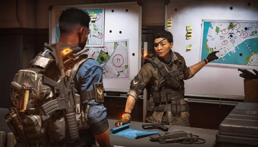 Agentka z przepaską na oku omawia plany misji w grze The Division 3.