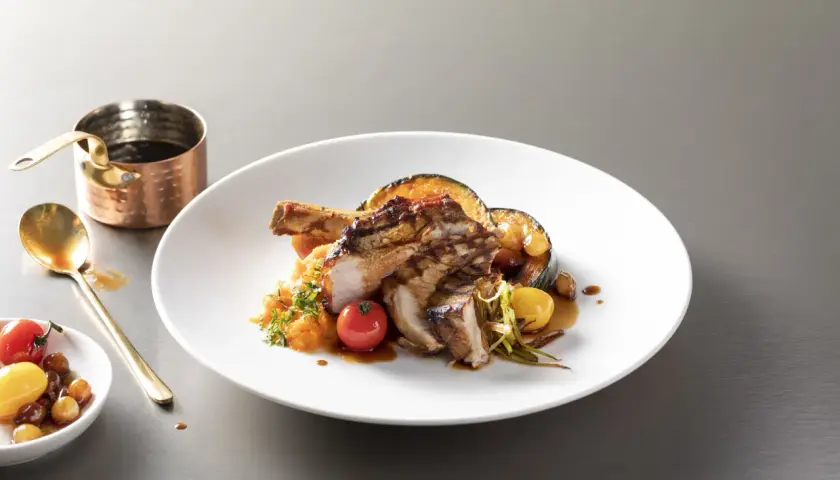 Une délicieuse escalope de veau grillée, servie avec une purée de courge, des légumes rôtis et une sauce savoureuse.