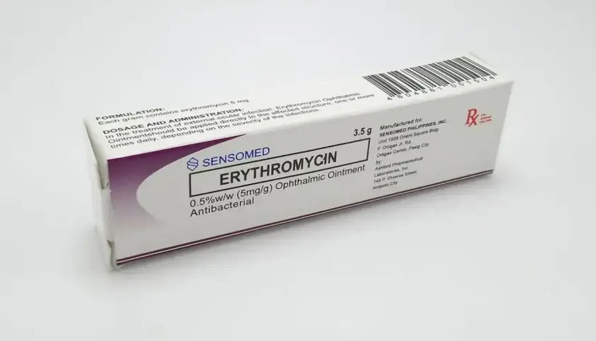 Opakowanie maści do oczu z azytromycyną. Preparat Sensomed Erythromycin 0.5%w/w, 3.5g, antybakteryjny.