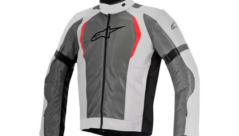 Chaqueta de moto gris y blanca con detalles rojos y logo negro. Un ejemplo de los diversos tipos de chaquetas para motoristas.