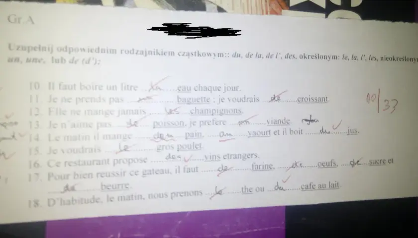 Ćwiczenia z francuskiego, gdzie uzupełniamy rodzajniki. Nauka francuskiego, by móc swobodnie zamawiać croissanty i inne smakołyki, to świetny sposób na rozwijanie pasji.