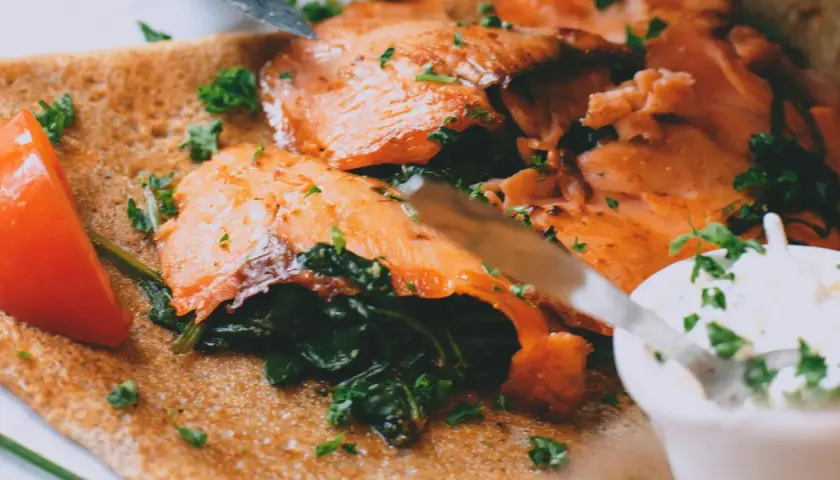 Crepe con salmón ahumado, espinacas y tomate. Ideal para una dieta menopausia equilibrada y deliciosa.