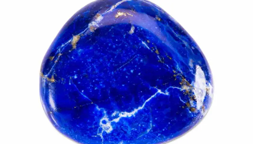 Ein polierter Lapis-Lazuli-Stein, dessen tiefe blaue Farbe und goldene Pyrit-Einschlüsse seine mystische lapislazuli bedeutung widerspiegeln.