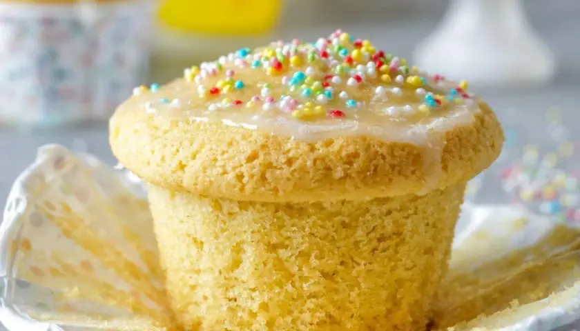 Ein Fanta Muffin mit Zuckerguss und bunten Streuseln, bereit zum Genießen.