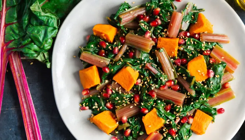 Ensalada vibrante con acelgas, calabaza, granada y semillas de sésamo. Una de las muchas deliciosas recetas con acelgas.