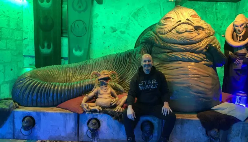 Un fan de Star Wars Valladolid posa con Jabba el Hutt y Bib Fortuna.