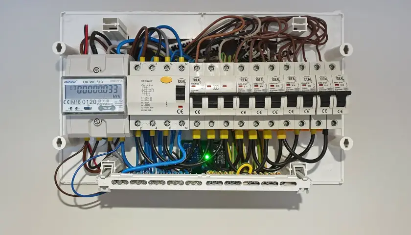 Podłączenie licznika prądu i bezpieczników w rozdzielnicy. Cyfrowy licznik ORNO OR-WE-513 pokazuje zużycie energii.