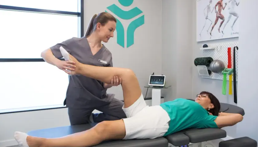 Lekarz rehabilitacji: Kiedy pomoże i czym różni się od fizjoterapeuty?