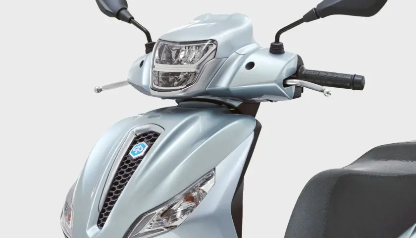 Detalle frontal de la Piaggio Medley 125 en un elegante color plateado. Se aprecian el faro, el manillar y el asiento.