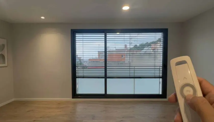 Mando a distancia para controlar persianas domotizadas. Ajusta la luz y la privacidad de tu hogar con un solo clic.