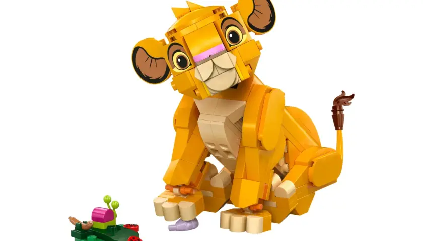 Mały lew z klocków LEGO, przyszły król, bawi się z biedronkami i ślimakiem.