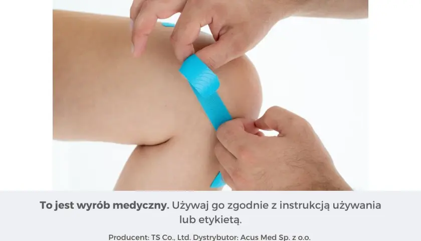 Aplikacja plastra kinesiotaping na kolano. Prawidłowe użycie minimalizuje ryzyko kinesiotaping skutki uboczne.